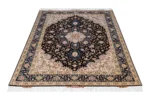 Hand-knotted Persian Tabriz Heris rug in black and cream tones with a central medallion, made of fine wool with silk highlights – 3 sqm, 50 Raj density.