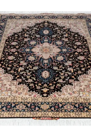 Hand-knotted Persian Tabriz Heris rug in black and cream tones with a central medallion, made of fine wool with silk highlights – 3 sqm, 50 Raj density.
