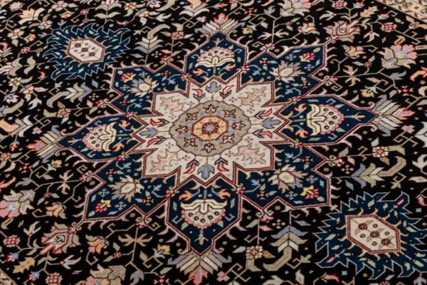 Hand-knotted Persian Tabriz Heris rug in black and cream tones with a central medallion, made of fine wool with silk highlights – 3 sqm, 50 Raj density.