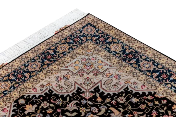 Hand-knotted Persian Tabriz Heris rug in black and cream tones with a central medallion, made of fine wool with silk highlights – 3 sqm, 50 Raj density.