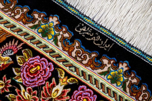 Elegant Hunt - The Story Told in Silk - Image 9